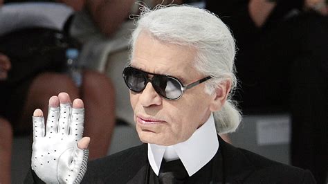 chanel designer dies this year|Fashion icon and Chanel boss Karl Lagerfeld dies .